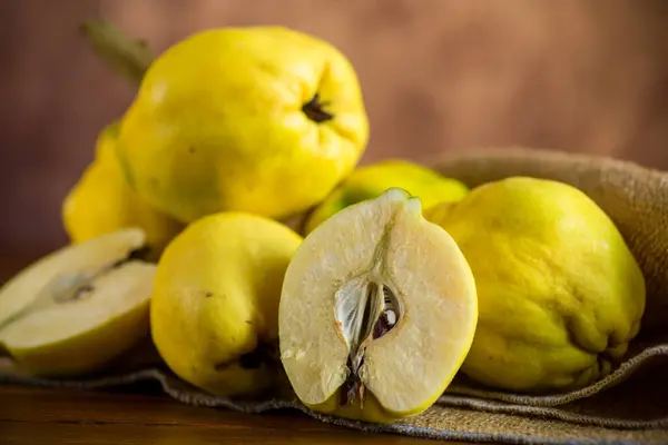 Jis sunkiai lupasi, tačiau viduje slepiasi patys vitaminai. Cidonijų preparatai ne tik žiemai