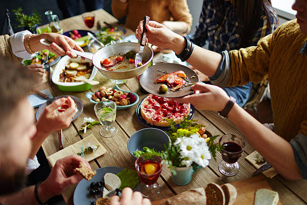 Sūnus susprogdino šeimos vakarienę, nes mama nenorėjo gaminti veganiško maisto jo žmonai