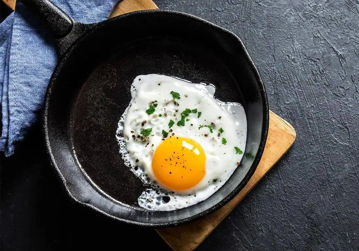 Kaip seną keptuvę paversti nelimpančia keptuve