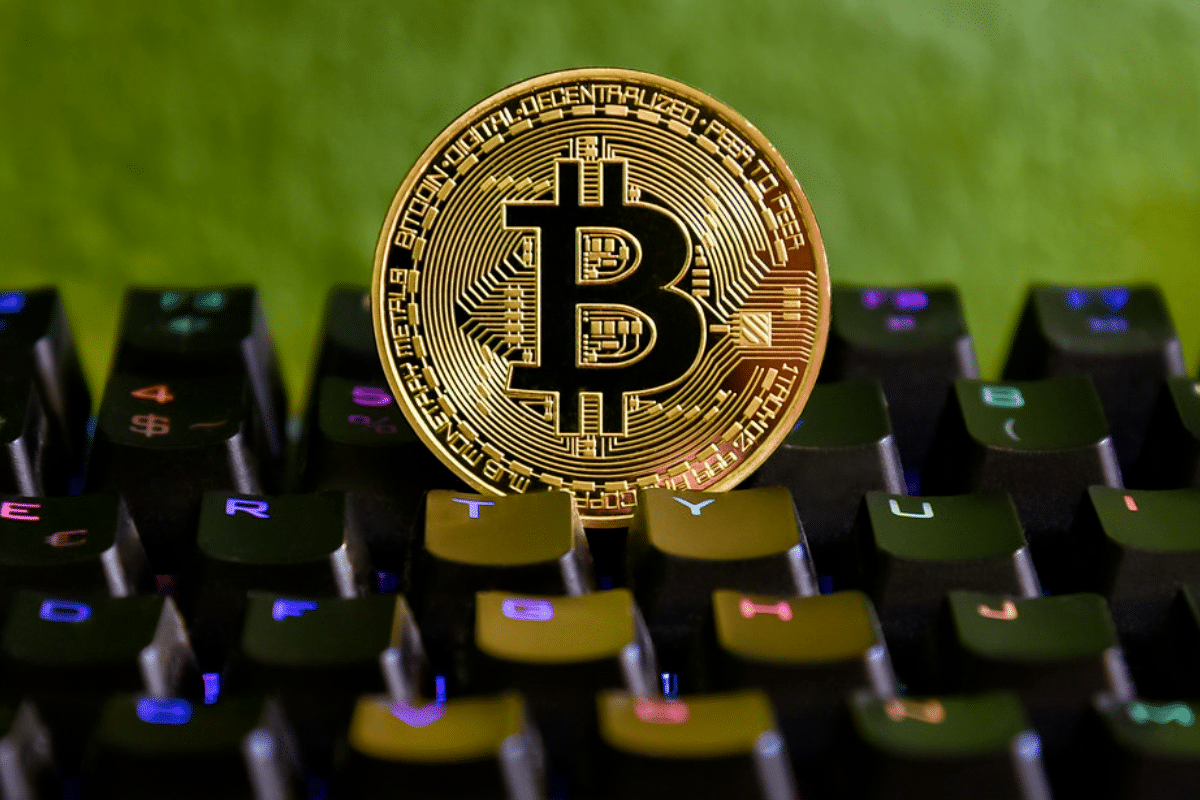 Per dieną jis išleidžia milijonus eurų „Bitcoin“, per metus uždirbo 1,5 mlrd. eurų pelno ir niekas nežino nei jo tapatybės, nei ketinimų.