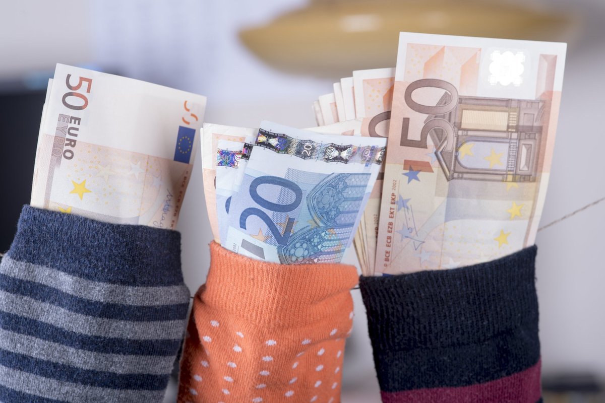 Kodėl vis daugiau lietuvių nori laikyti pinigus „kojinėje“? Šokiruojančios priežastys