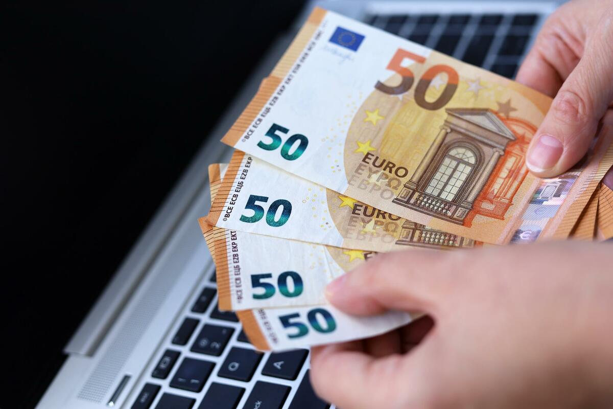 Ši klaida su grynaisiais gali sužlugdyti jūsų atostogų planus – ekspertai įspėja