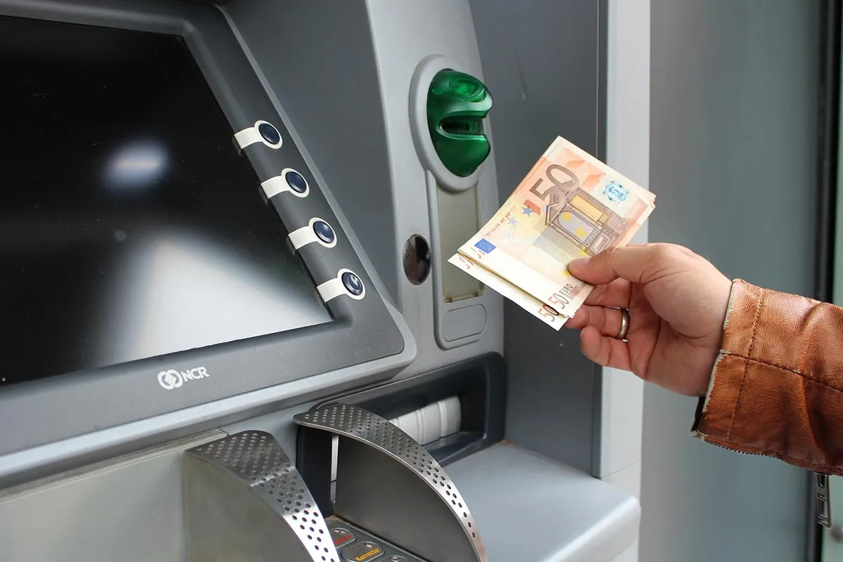 Bankomatas staiga „suryjo“ visus pinigus: Kodėl tokios situacijos dažnėja ir kas tikrai kaltas?