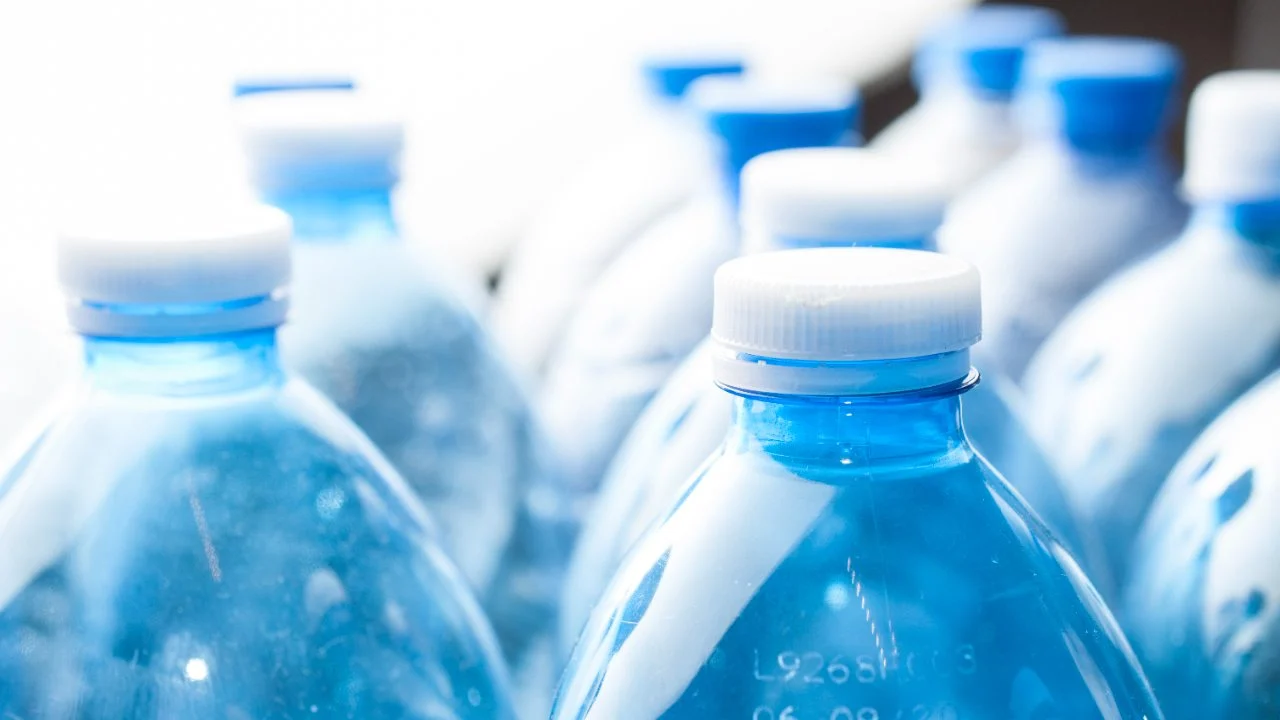 Įrodyta, kad stikliniuose buteliuose esančiame vandenyje yra mikroplastiko ir aliuminio