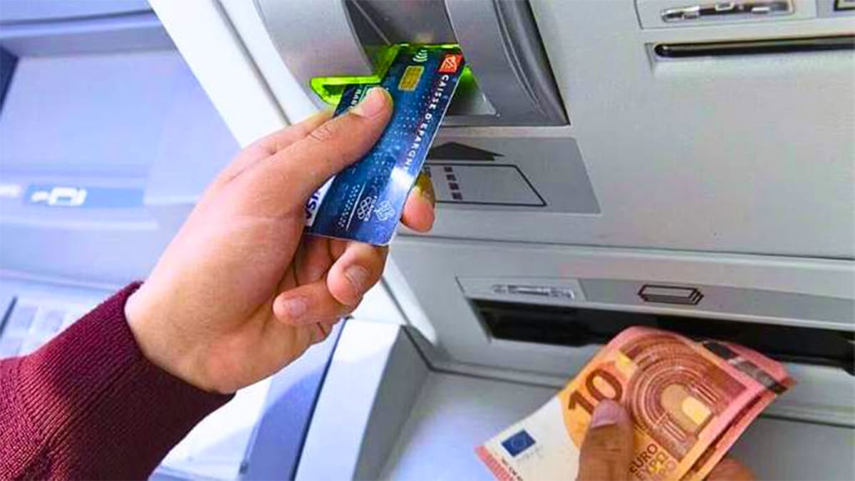 Grynųjų pinigų išdavimo automatai: šie sukčiavimo požymiai turėtų jus įspėti prieš įkišant CB