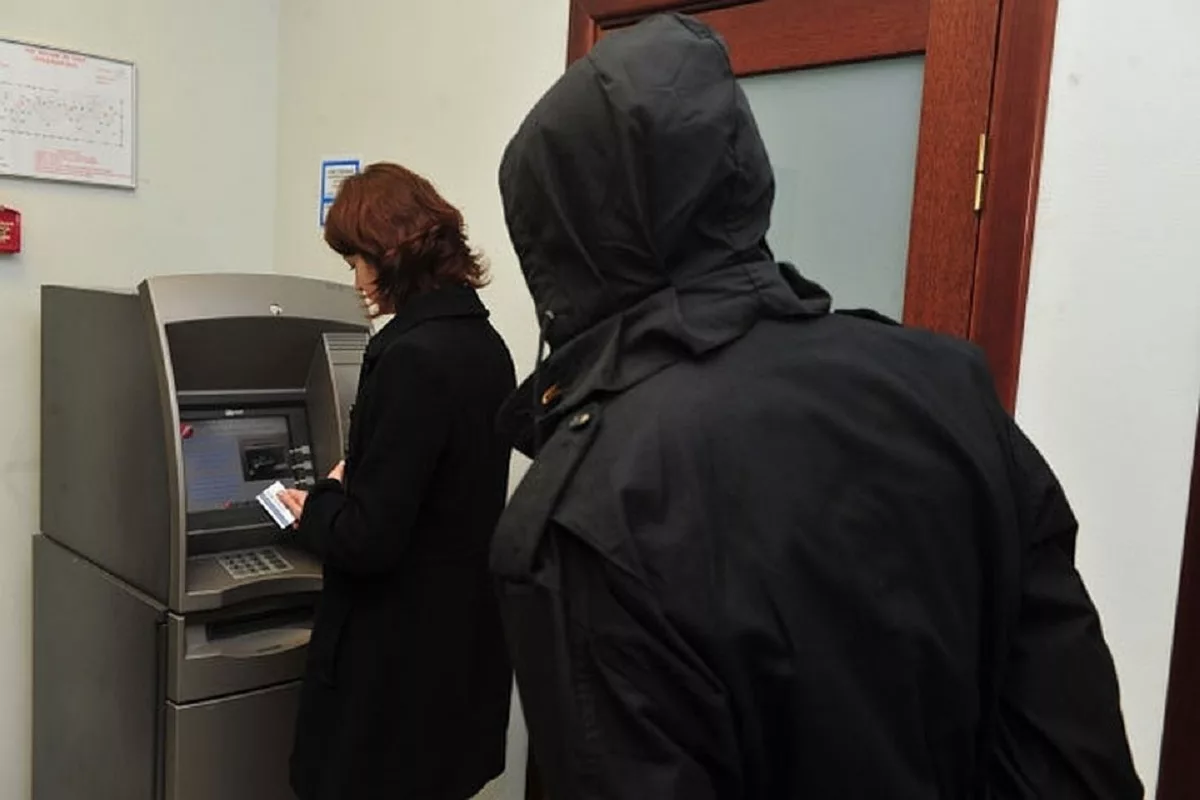 Šis bankomato triukas padėjo aferistams apgauti šimtus – kaip jo išvengti