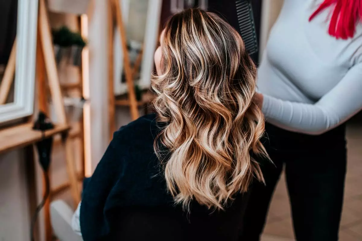 Balayage 50-metėms nebetinka: štai kokios sruogos jus atjaunins