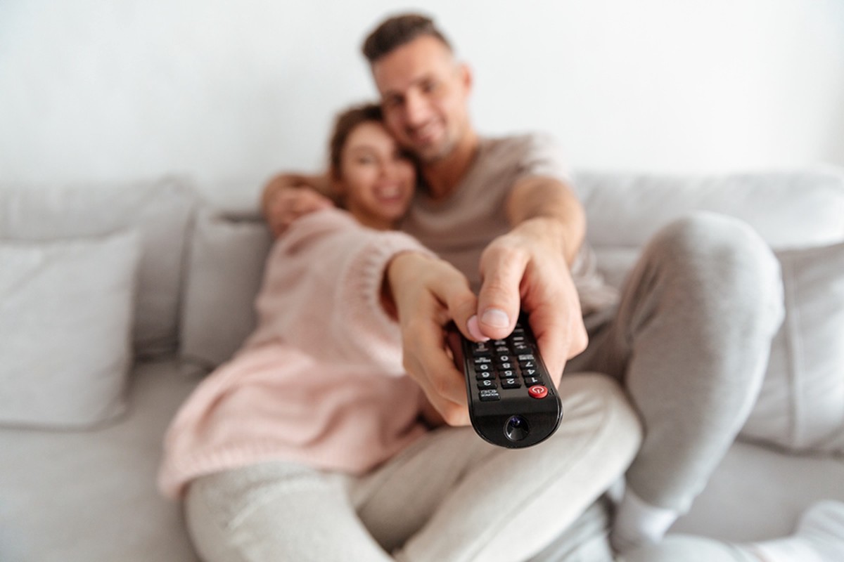 65 colių televizorius per metus „sudegina“ 140 €? AI paskaičiavo, kiek iš tikrųjų kainuoja žiūrėti TV kasdien