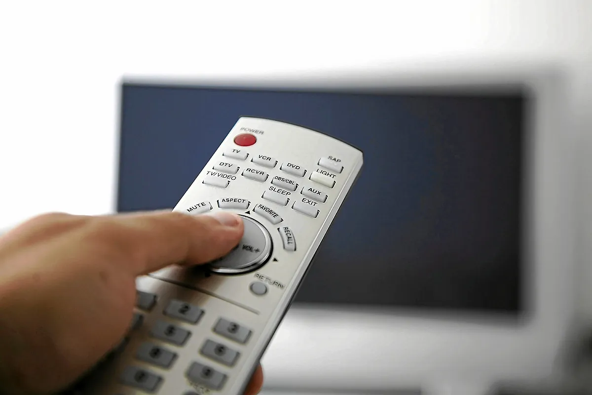 Vis dar manote, kad TV budėjimo režimas „suvalgo“ 150 € per metus? Štai tikrieji skaičiai ir kur visi klysta