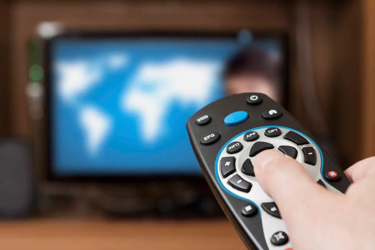 65 colių televizorius per metus „sudegina“ 140 €? AI paskaičiavo, kiek iš tikrųjų kainuoja žiūrėti TV kasdien