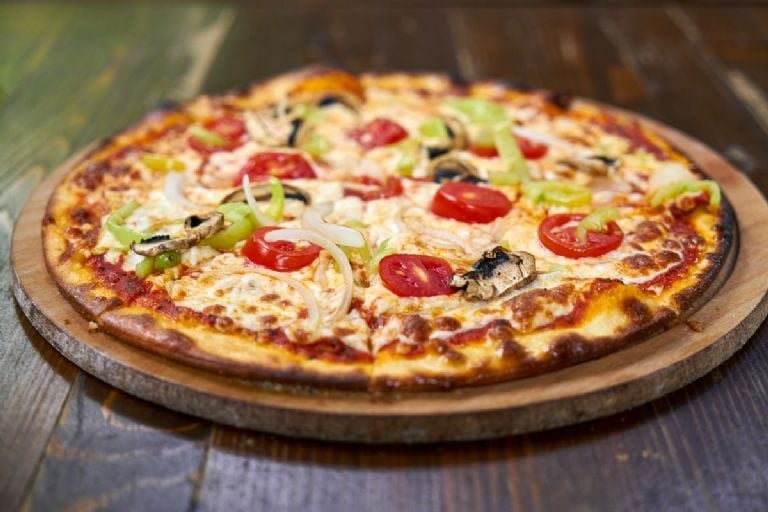Itališka pica, sužinokite, kaip pasigaminti tobulą picos tešlą pagal šį paprastą 5 ingredientų receptą.