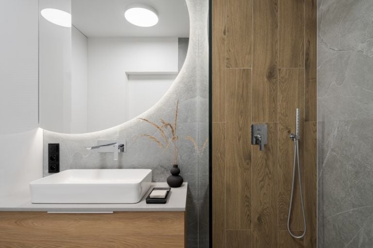 Ką reiškia, kai kažkas turi vonios veidrodį priešais duris, pagal Feng Shui