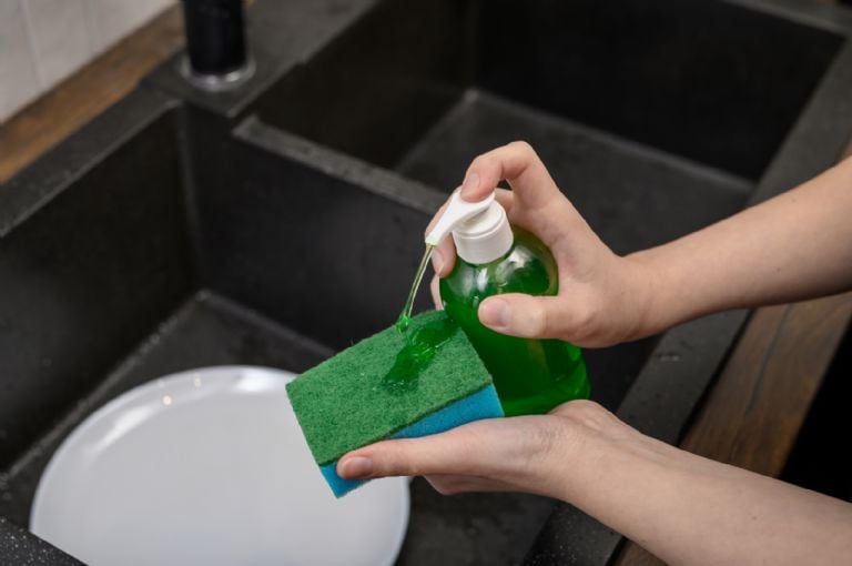 Kaip pašalinti dėmes iš maisto konteinerių tik su 2 ingredientais