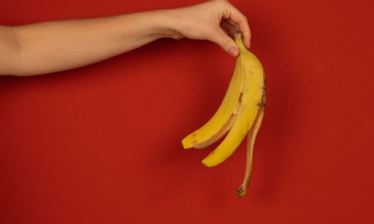 Išlikite ramūs, kol dar nežinote, kodėl vis daugiau žmonių bananų žieveles deda į stiklinę vandens