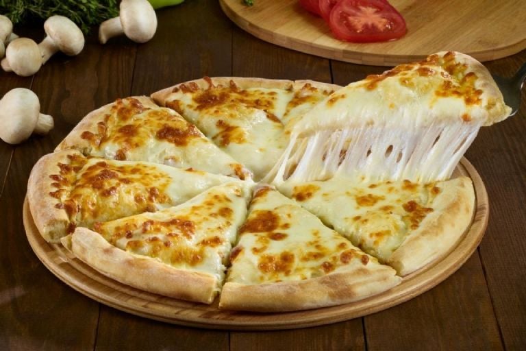 Kaip pasigaminti klasikinę itališką picą ir padaryti ją tobulą iš 5 ingredientų ir per 15 minučių