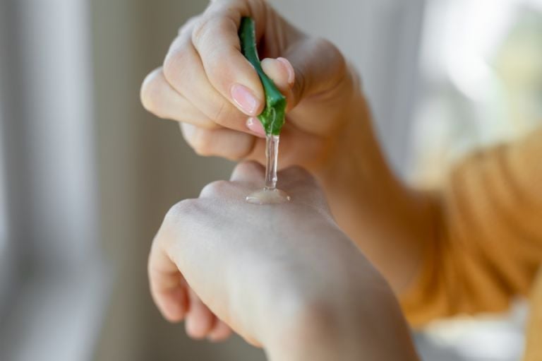 Kaip skatinti kolageno gamybą odoje naudojant naminį kremą, pagrįstą 1 augalu, kurį turite namuose