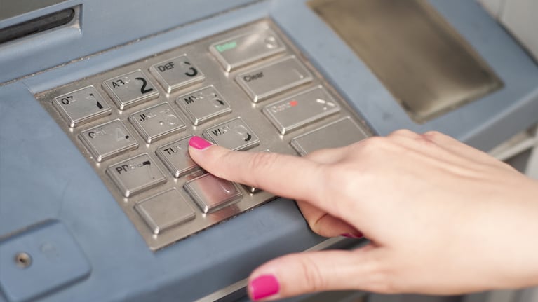 Svarbu būti atsargiems atliekant operacijas bankomatuose. (Nuotrauka: Freepik)