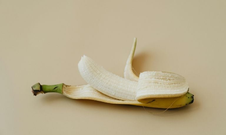 Išlikite ramūs, kol dar nežinote, kodėl vis daugiau žmonių bananų žieveles deda į stiklinę vandens