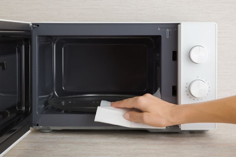 Kaip balinti geltoną plastiką iš mikrobangų krosnelės tik su 1 ingredientu