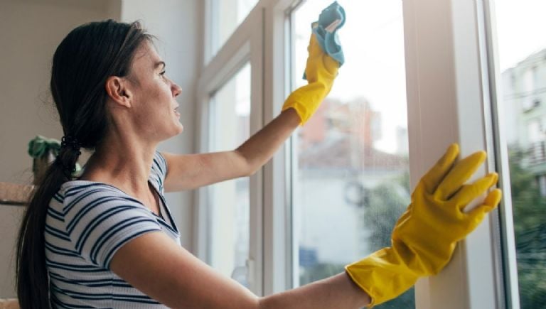 Langų valymas actu, siekiant pritraukti pinigų ir gausos pagal feng shui