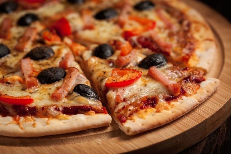 Kaip pasigaminti klasikinę itališką picą ir padaryti ją tobulą iš 5 ingredientų ir per 15 minučių