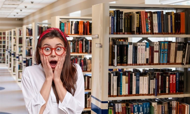 Klasikinė biblioteka yra ne daugiau: deco tendencija, kurią ekspertai rekomenduoja organizuoti knygas