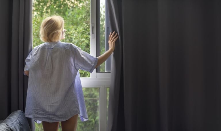 Tradicinės užuolaidos skirtos močiutės namams: ši alternatyva vis labiau įsitvirtina.