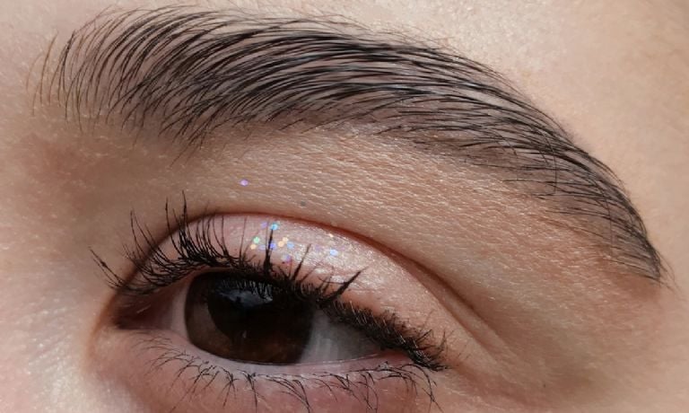 "Microblading" yra miręs: tai yra triukas, norint turėti tobulus antakius, kurie yra labai populiarūs