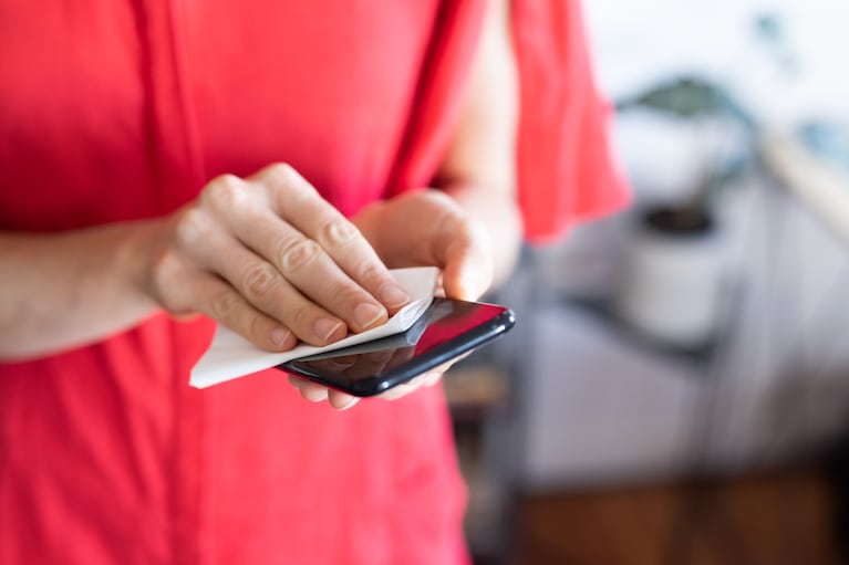Idealiu atveju telefoną turėtumėte valyti kartą per dieną. (Nuotrauka: