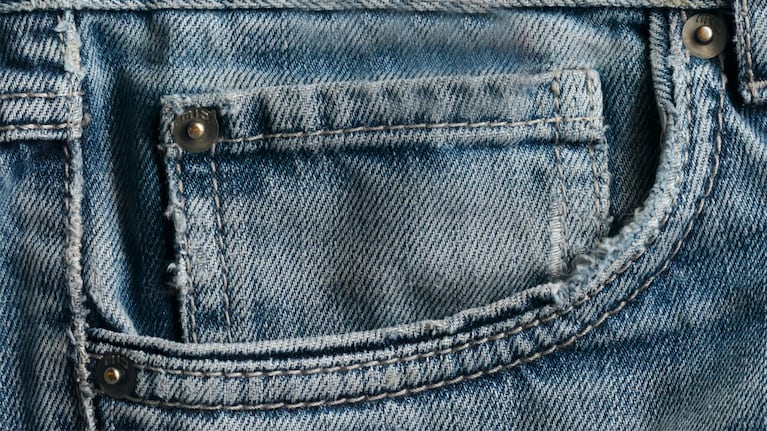 Sužinokite, kokią pagrindinę funkciją atliko maža priekinė džinsų kišenė. (Nuotrauka: Pexels)