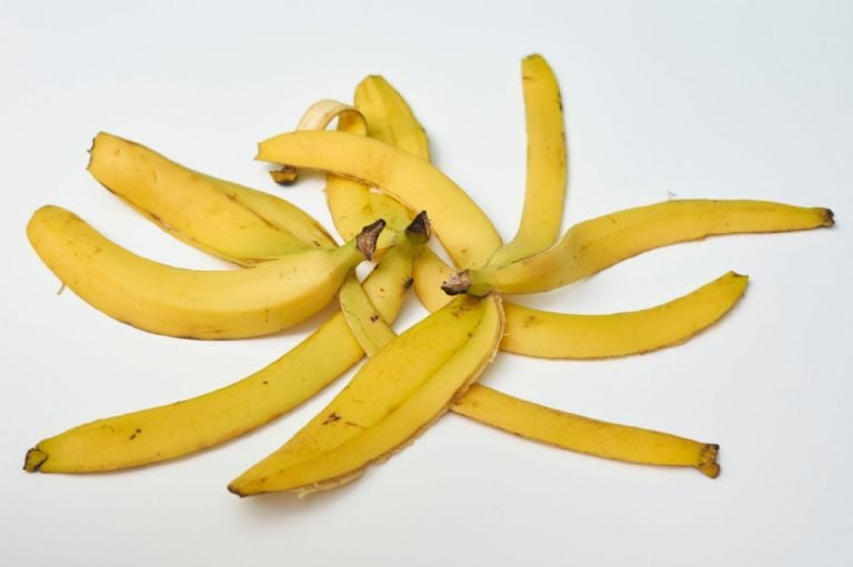 Perdirbkite keletą bananų žievelių ir padarykite efektyviausią organinę trąšą, kad jūsų augalai sprogtų gėlėmis