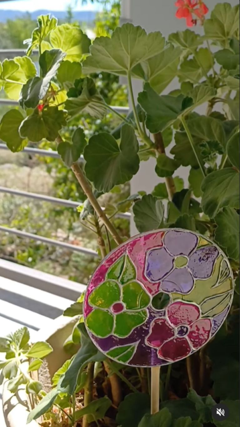 Perdirbkite keletą senų kompaktinių diskų ir padarykite šią gražią dekoraciją, kad jūsų namai būtų elegantiški