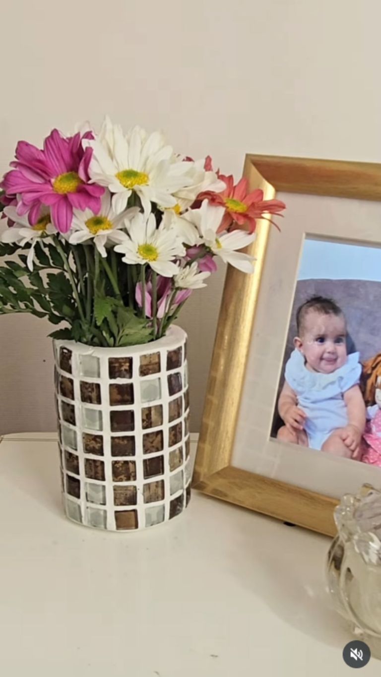 Perdirbkite stiklinį indelį ir padarykite šią nuostabią idėją, kad parodytumėte savo namų svetainėje