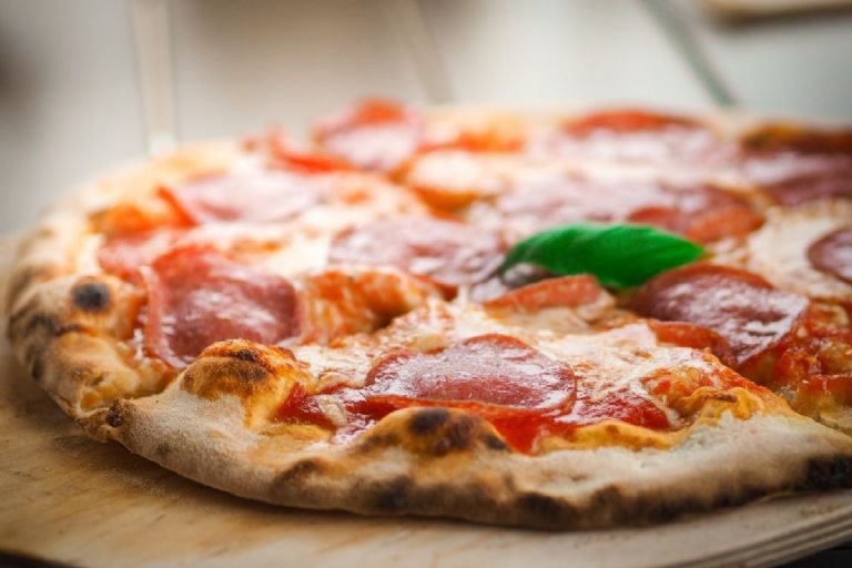 Itališka pica, sužinokite, kaip pasigaminti tobulą picos tešlą pagal šį paprastą 5 ingredientų receptą.