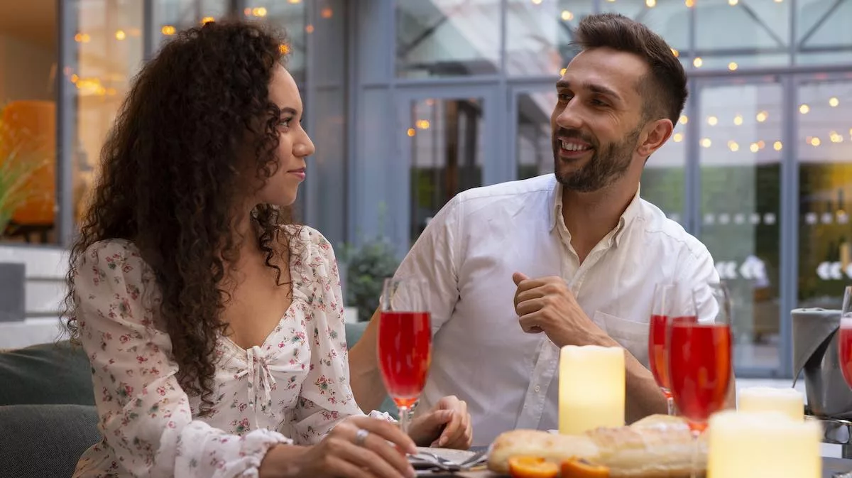 8 mažos užuominos, kad moteris jus myli iš visos širdies, pagal psichologiją