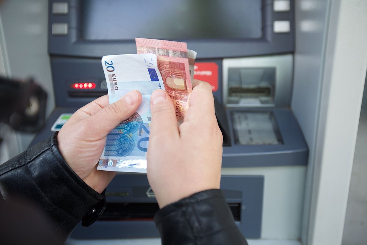 5 saugumo patarimai naudojant bankomatą: kaip apsisaugoti nuo sukčiavimo
