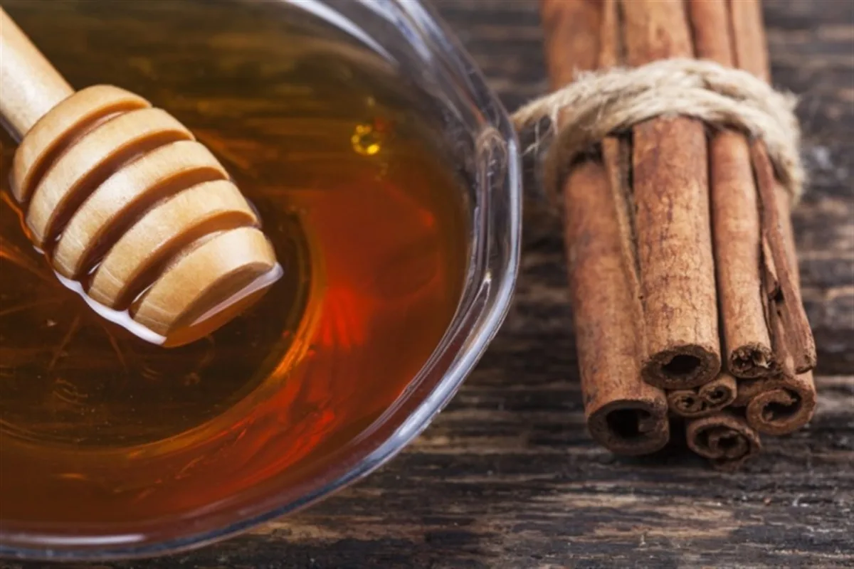 Išbandykite šį medaus ir cinamono mišinį: spuogai gali išnykti per naktį?