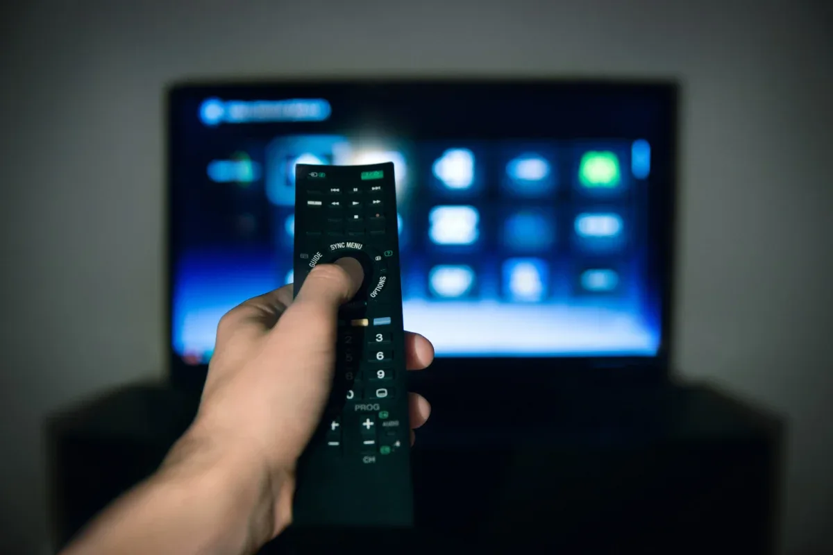 Vis dar manote, kad TV budėjimo režimas „suvalgo“ 150 € per metus? Štai tikrieji skaičiai ir kur visi klysta