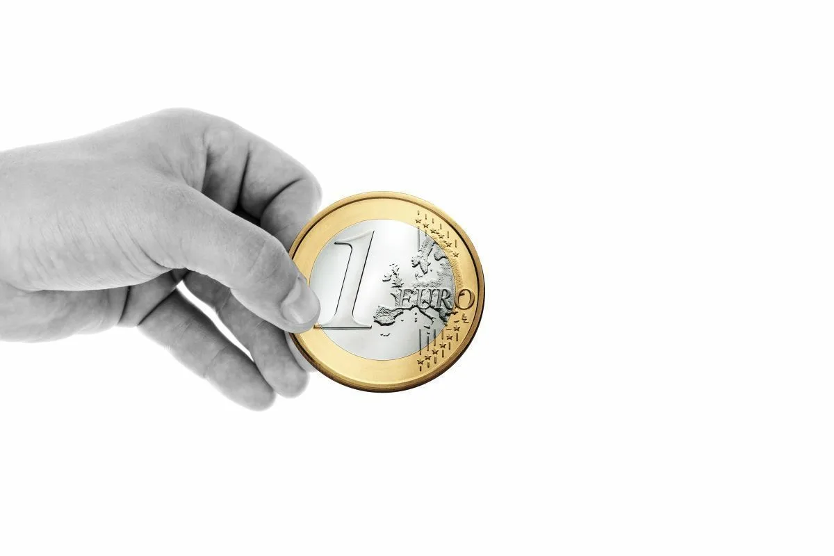 Kokia yra 2024 metų 2 € monetos su moterimi ilguose plaukuose vertė?