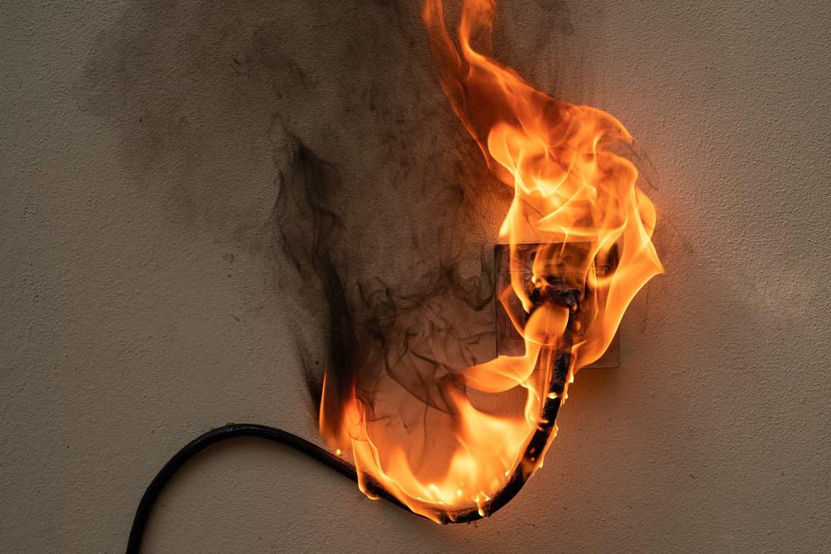Buitinis prietaisas, kurio negalima palikti įjungto visą dieną, nes jis gali sukelti gaisrą namuose