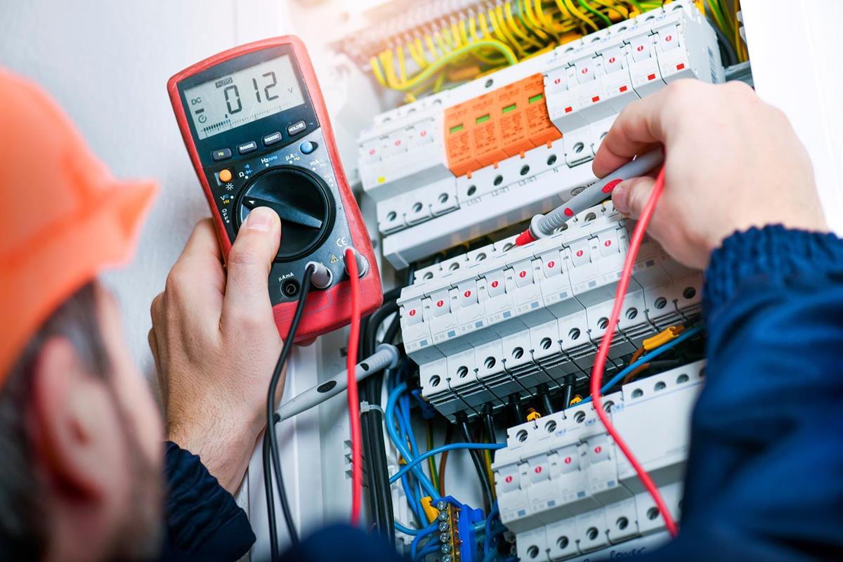 Elektros kaina Lietuvoje pasikeitė – štai kiek iš tikrųjų dabar mokate už 1 kWh (ir kiek kainuoja jūsų įpročiai)