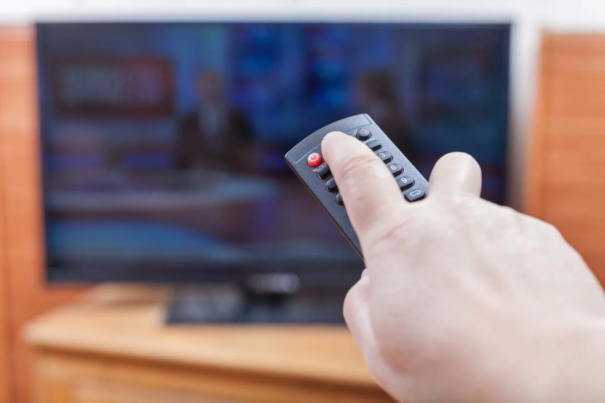 Klaidinantys skaičiai: ar televizorius tikrai „suvartoja“ 8,76 kWh per dieną? Tikroji tiesa jus nuramins