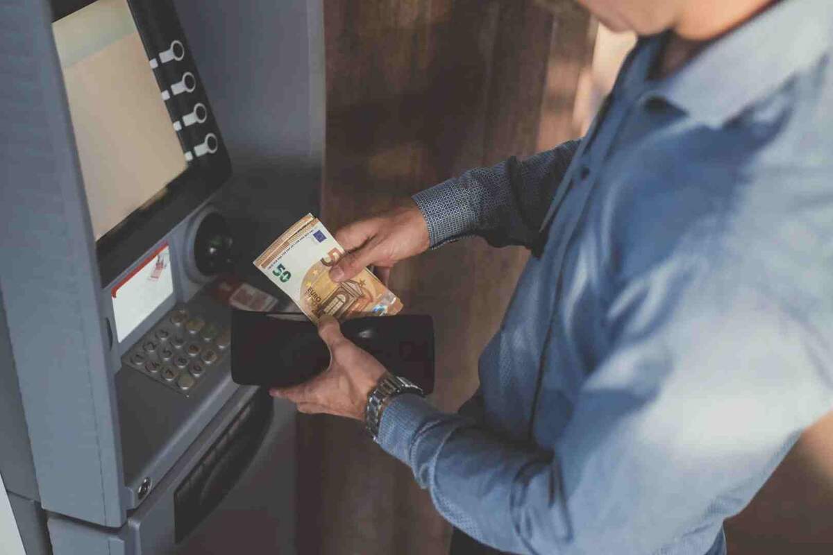 Kodėl kai kurie bankomatai nebeišduoda grynųjų: štai kas vyksta