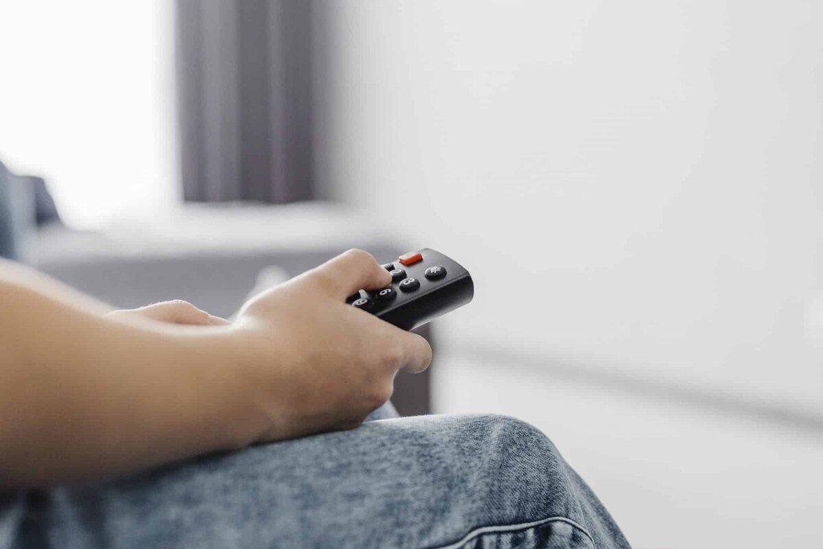 250 kWh per mėnesį vien už TV? Skamba absurdiškai, ir štai kodėl – tikri skaičiai be emocijų