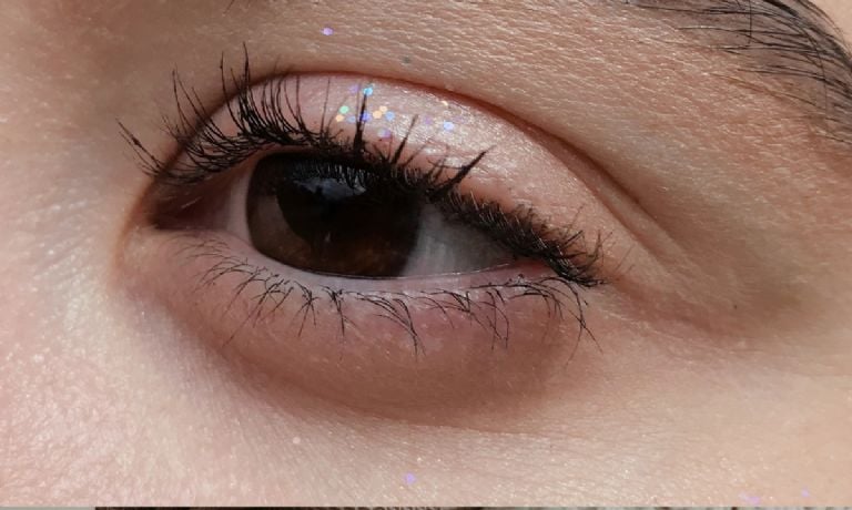 "Microblading" yra miręs: koks yra gydymas norint parodyti tobulus ir natūralius antakius