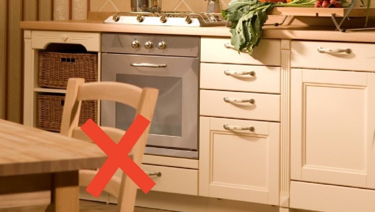 Padėkite šį baldą iš močiutės namų į savo virtuvę, kad pridėtumėte erdvumo jausmą, teigia deco ekspertai