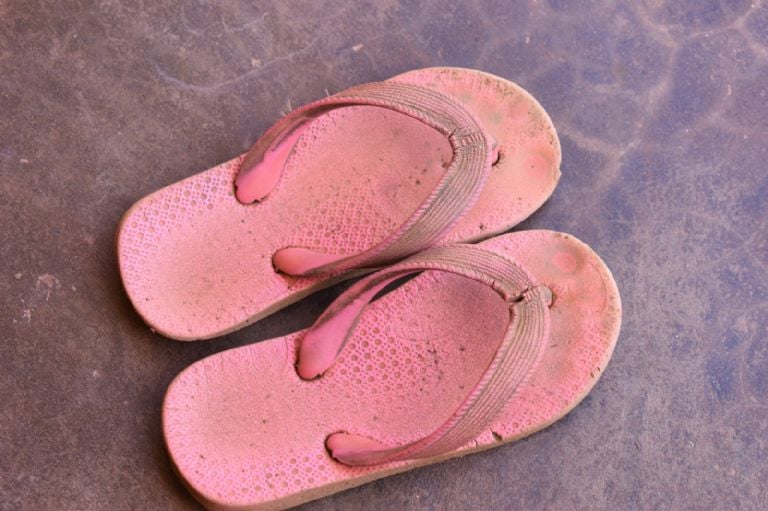 Naminis mišinys, pagrįstas 2 ingredientais, kuris pašalina dėmes nuo jūsų sandalų ir palieka juos tokius pat gerus kaip naujus