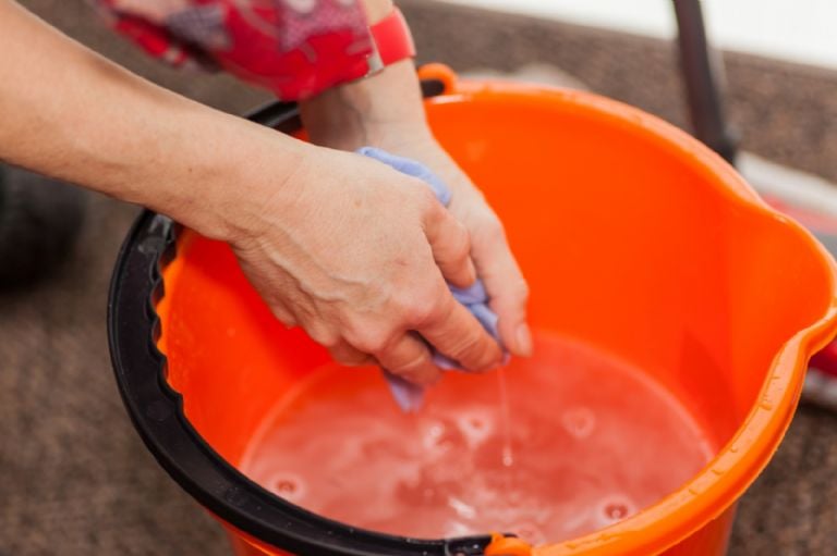 Naminis mišinys, pagrįstas 2 ingredientais, kuris pašalina dėmes nuo jūsų sandalų ir palieka juos tokius pat gerus kaip naujus