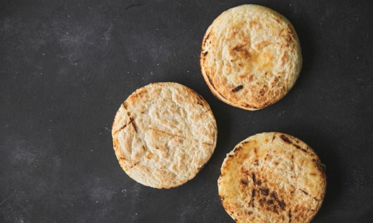 Vos su keliais ingredientais ir paprastais žingsniais; Kaip pasigaminti česnakinę arabišką duoną