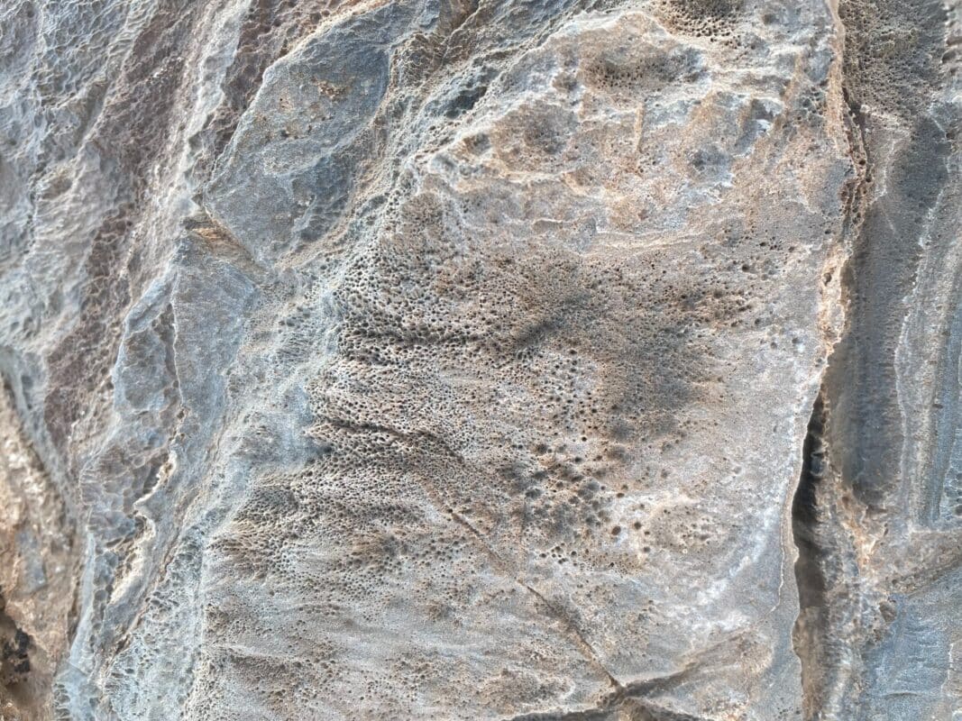 Namibijos atodangos vaizdas iš viršaus, rodantis marmurą, į kurį įsiskverbė mikro urvų grupė